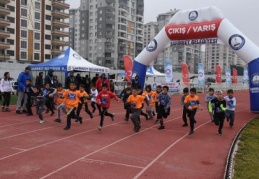 325 sporcu yarıştı