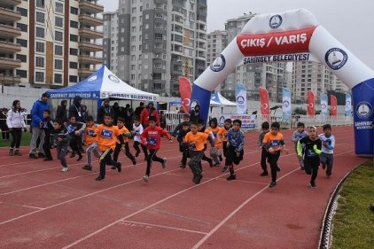 325 sporcu yarıştı