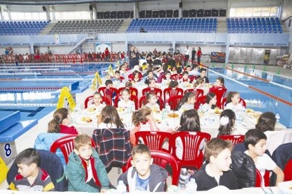 410 sporcu, yüzme eğitimi alıyor