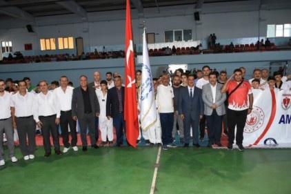 220 sporcunun katılımıyla Taekwondo Yıldızlar Şampiyonası düzenlendi