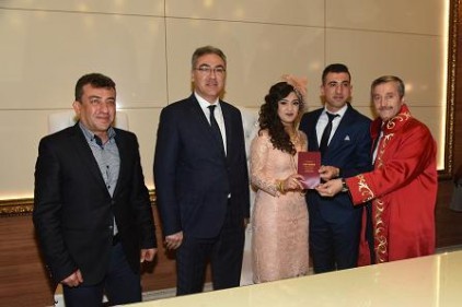 14 Şubat&#8217;ı bekleyen 83 çift nikahlandı