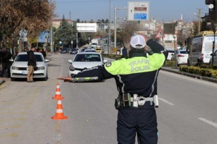 10 sürücüye alkolden, 99&#8217;una hız ihlalinden ceza kesildi