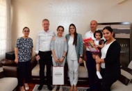 500 tam puan alan öğrencileri evlerinde ziyaret etti