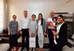 500 tam puan alan öğrencileri evlerinde ziyaret etti