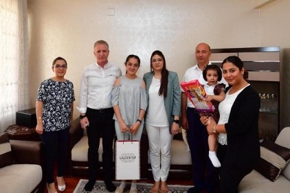 500 tam puan alan öğrencileri evlerinde ziyaret etti