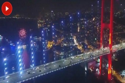 15 Temmuz Şehitler Köprüsü’nde yılbaşı coşkusu...