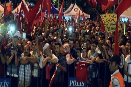 15 Temmuz&#8217;un yıl dönümünde meydanlar doldu taştı