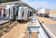 25 ton buğday çevreyoluna saçıldı 