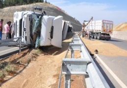 25 ton buğday çevreyoluna saçıldı 
