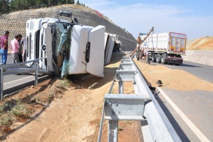 25 ton buğday çevreyoluna saçıldı 