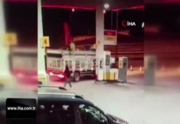 1 tonluk boğa kamyon kasasından böyle atladı