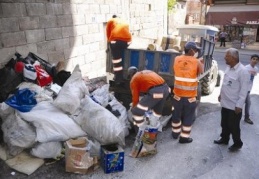 3 traktör dolusu çöp çıkan ev temizlendi