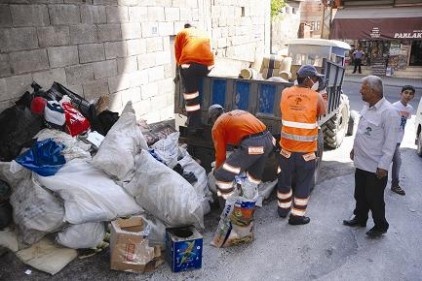 3 traktör dolusu çöp çıkan ev temizlendi