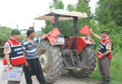 400 traktör sürücüsüne reflektör dağıtıldı      