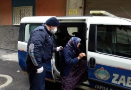 65 yaş ve üstü vatandaşların para işlemleri için refakat ediyorlar