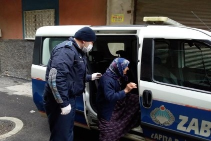 65 yaş ve üstü vatandaşların para işlemleri için refakat ediyorlar