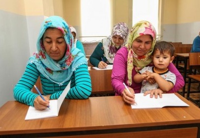40 yaşında 6 çocuk annesi kadın okuma-yazma öğrendi