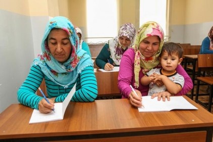 40 yaşında 6 çocuk annesi kadın okuma-yazma öğrendi