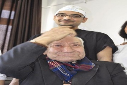 74 yaşında görme sevinci yaşadı