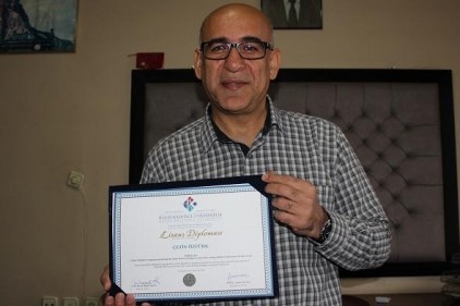 53 yaşında, lisans diplomasını 3 yılda aldı
