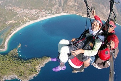 87 yaşında paraşütle atlayan Halime nine fenomen oldu
