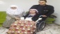 47 yaşındaki Aysel Sezişli’ye tekerlekli sandalye hediye etti