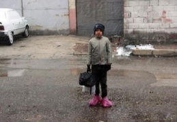11 yaşındaki çocuk soğuk havada ayaklarında poşetle çalışıyor