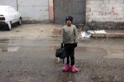 11 yaşındaki çocuk soğuk havada ayaklarında poşetle çalışıyor