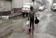 11 yaşındaki çocuk soğuk havada ayaklarında poşetle çalışıyor