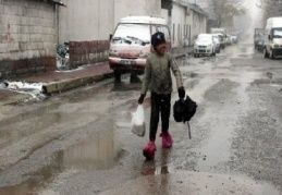 11 yaşındaki çocuk soğuk havada ayaklarında poşetle çalışıyor