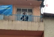 96 yaşındaki dede curasını aldı, balkondan "evde kalın"mesajı verdi