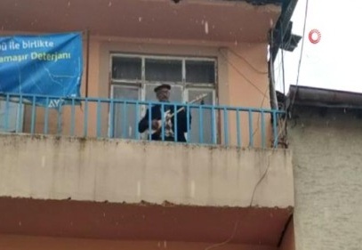 96 yaşındaki dede curasını aldı, balkondan "evde kalın"mesajı verdi