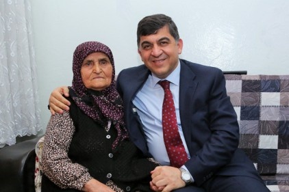 88 yaşındaki Döne Taş&#8217;ın evine misafir oldu