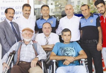 77 yaşındaki Mehmet Kutlubay’a tekerlekli sandalye