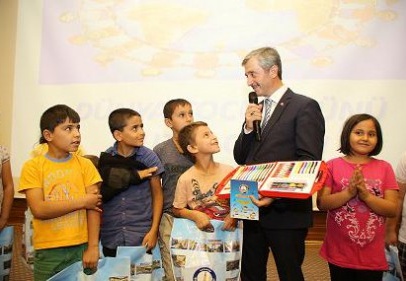 100 yetim çocuğa ayakkabı hediye etti