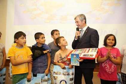 100 yetim çocuğa ayakkabı hediye etti