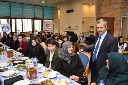 100 yetim çocuğu Şanlıurfa&#8217;ya götürdü