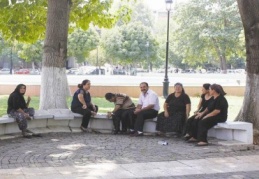 100. Yıl Parkı içindeki gölgelik alanlar sığınma yeri odlu