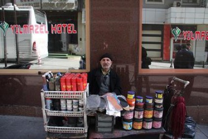30 yıldan beri ayakkabı boyacılığı yapıyor