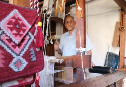 24 yıldır 3 metrekarelik dükkanında kilim üretiyor 