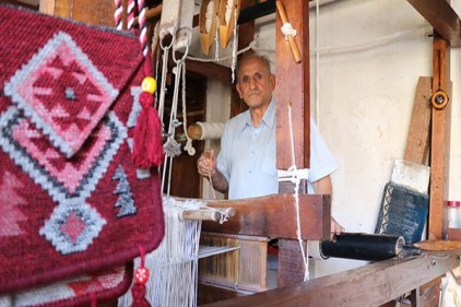 24 yıldır 3 metrekarelik dükkanında kilim üretiyor 