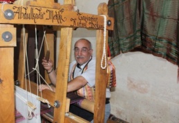 50 yıldır aynı tezgahta kutnu kumaşı dokuyor 