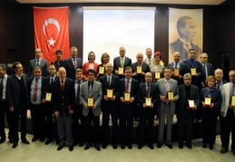 40 yılını dolduran hekimler plaket aldı