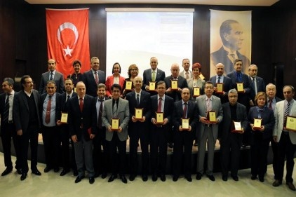 40 yılını dolduran hekimler plaket aldı