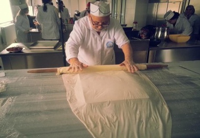 60 yıllık baklava ustasından ders aldılar