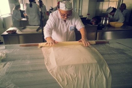 60 yıllık baklava ustasından ders aldılar