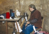 50 yıllık makine ile çorap örüyor