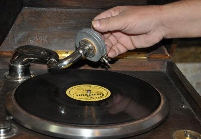 110 yıllık orijinal gramofon satışa sunuldu