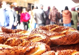 1 lira 50 kuruş olan simit şimdi 2 lira 50 kuruş