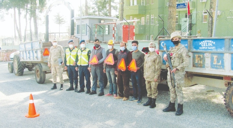 100 traktörün römorkuna reflektör takıldı